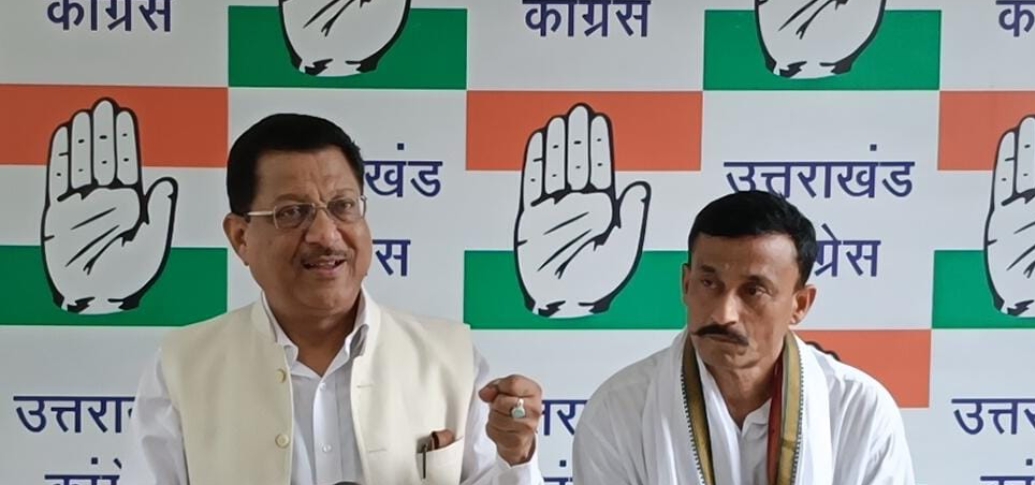 प्रदेश कांग्रेस मुख्यालय में आयोजित पत्रकार वार्ता को संबोधित करते हुए प्रदेश कांग्रेस के वरिष्ठ उपाध्यक्ष सूर्यकांत धस्माना साथ में दिनेश कौशल। प्रदेश कांग्रेस मुख्यालय में आयोजित पत्रकार वार्ता को संबोधित करते हुए प्रदेश कांग्रेस के वरिष्ठ उपाध्यक्ष सूर्यकांत धस्माना साथ में दिनेश कौशल।