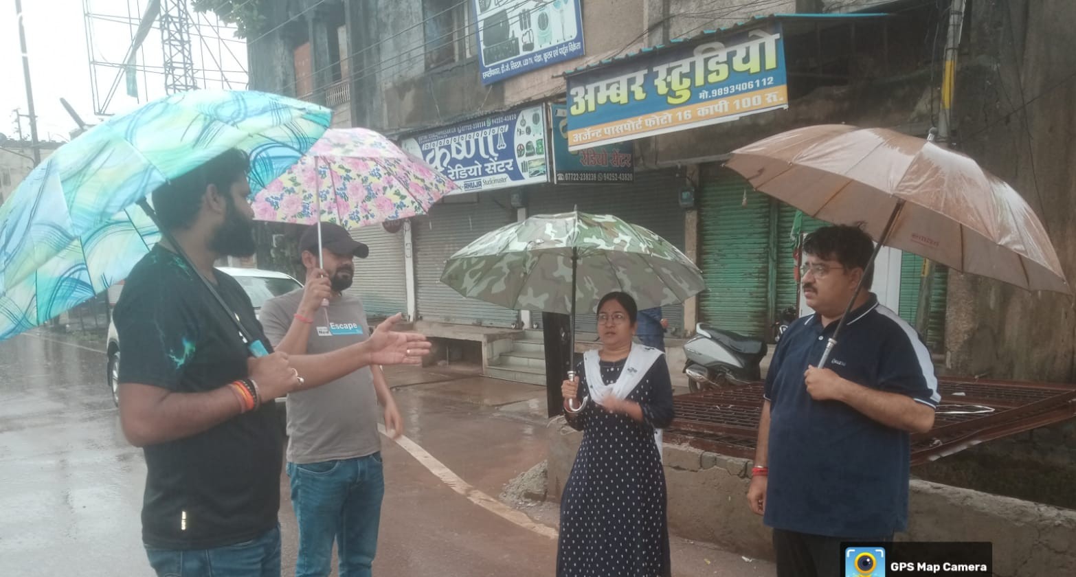 निरीक्षण करते हुए महापौर रामू रोहरा। निरीक्षण करते हुए महापौर रामू रोहरा।