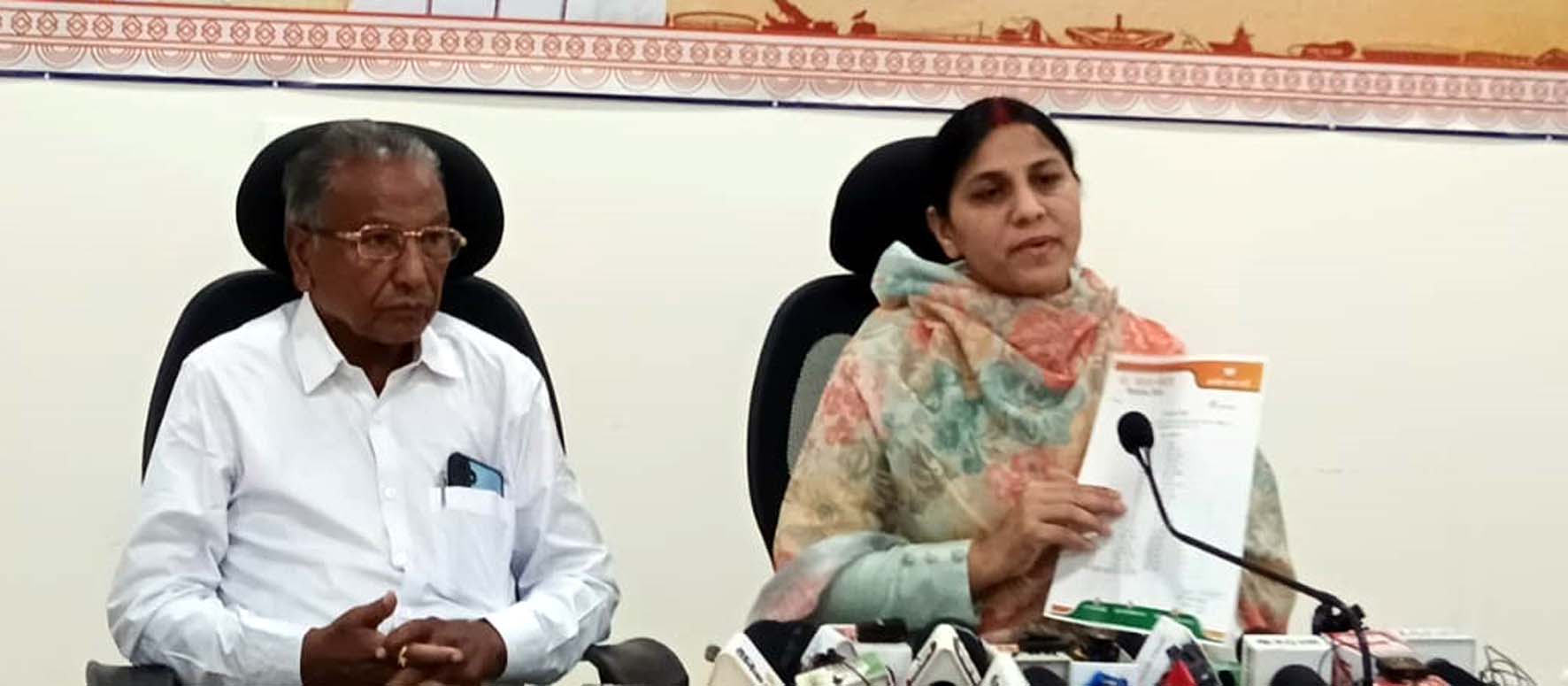पत्रकारों से बातचीत करते जिला अध्यक्ष डॉ. आशा खेदड़।