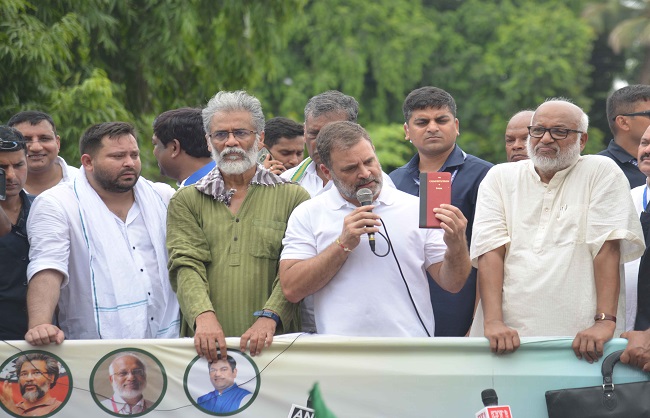 बंद के दौरान समर्थकों को सम्बोधित करते राहुल गांधी बंद के दौरान समर्थकों को सम्बोधित करते राहुल गांधी