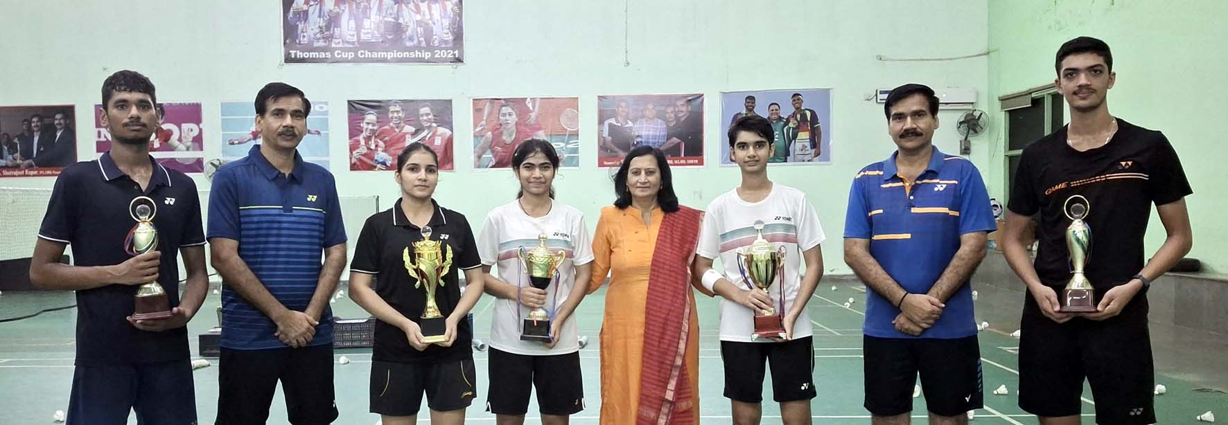 खिलाड़ियों को सम्मानित करती डायरेक्टर प्रोजेक्ट विनीता सिंह तथा विद्युत नगर नर्सरी के कोच सुरेंद्र और विरेंद्र।