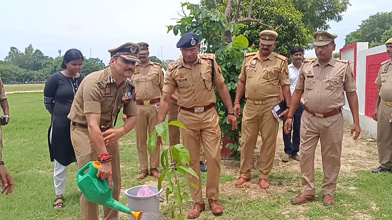 पौधरोपण करते पुलिस कमिश्नर पौधरोपण करते पुलिस कमिश्नर