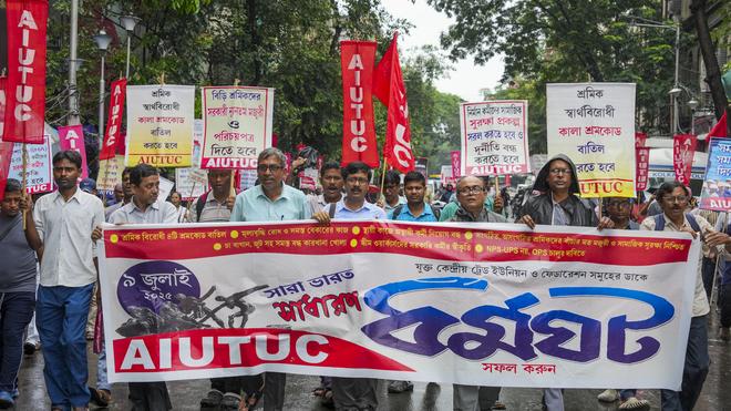 सीपीएम समर्थकों द्वारा बंद को सफल बनाने का प्रयास सीपीएम समर्थकों द्वारा बंद को सफल बनाने का प्रयास