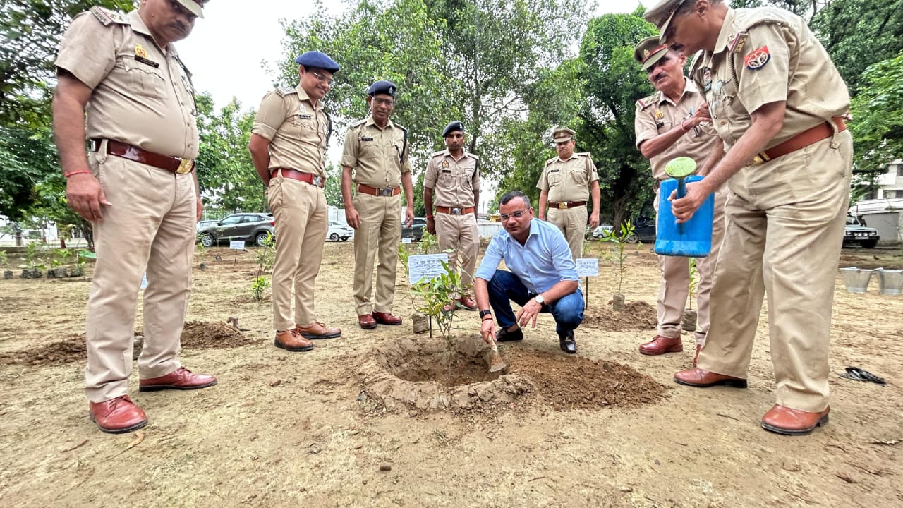 एसएसपी, एसपी देहात व एसपी यातायात ने रिजर्व पुलिस लाइन परेड ग्राउंड में किया पौधरोपण एसएसपी, एसपी देहात व एसपी यातायात ने रिजर्व पुलिस लाइन परेड ग्राउंड में किया पौधरोपण