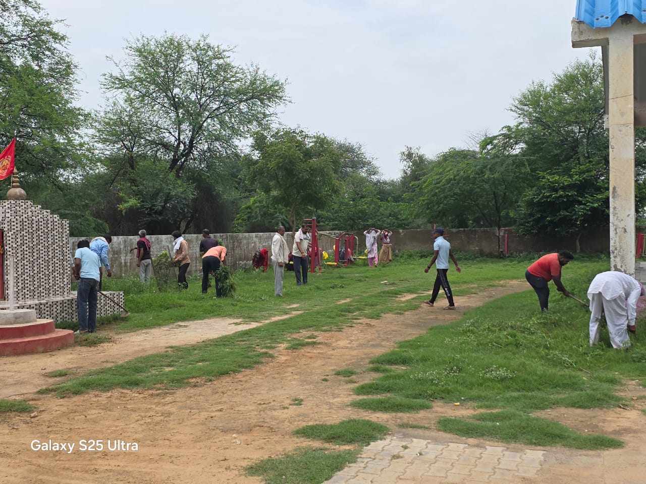 सघन स्वच्छता अभियान के तहत सफाई करते ग्रामीण। सघन स्वच्छता अभियान के तहत सफाई करते ग्रामीण।
