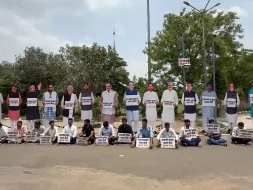 छात्र संघ चुनाव की मांग को लेकर छात्रों ने राजनेताओं के कट-आउट के साथ किया प्रदर्शन छात्र संघ चुनाव की मांग को लेकर छात्रों ने राजनेताओं के कट-आउट के साथ किया प्रदर्शन