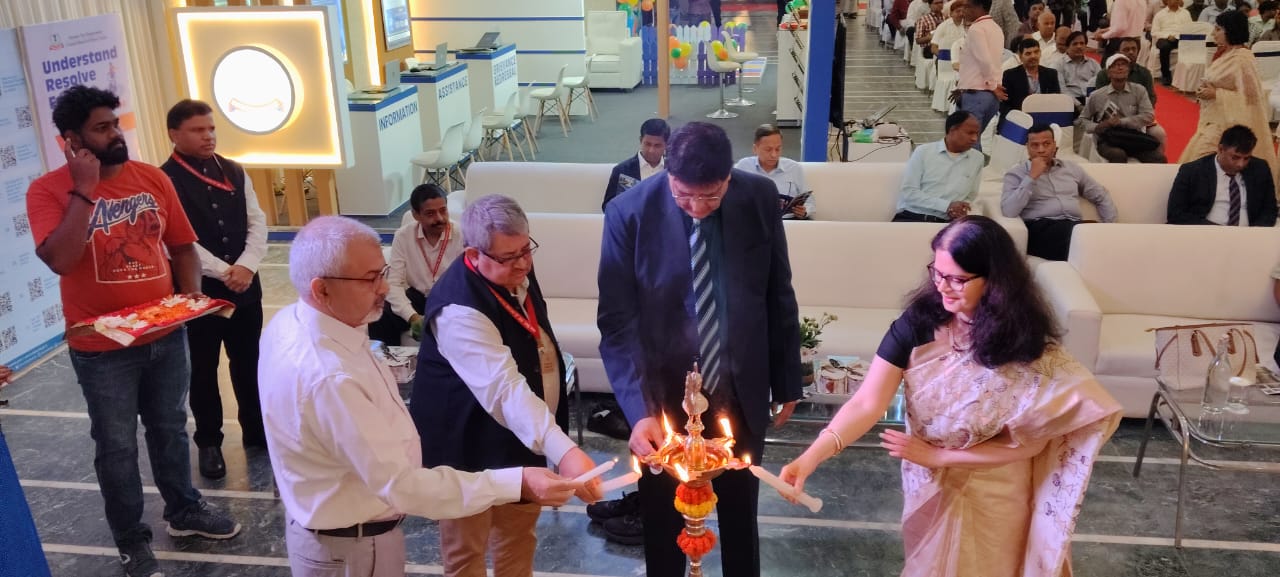 कार्यक्रम का उद्घाटन करते हुए कार्यक्रम का उद्घाटन करते हुए