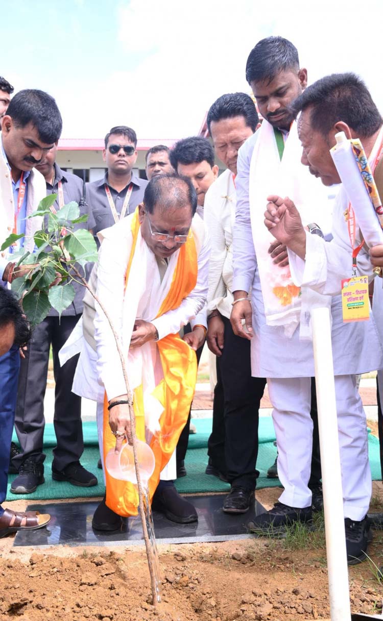 मुख्यमंत्री विष्णु देव साय पौधरोपण करते हुए मुख्यमंत्री विष्णु देव साय पौधरोपण करते हुए