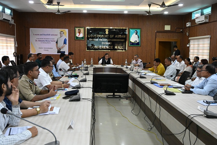 चिरांग में योजनाओं की समीक्षा बैठक में मुख्यमंत्री डॉ हिमंत बिस्व सरमा। चिरांग में योजनाओं की समीक्षा बैठक में मुख्यमंत्री डॉ हिमंत बिस्व सरमा।