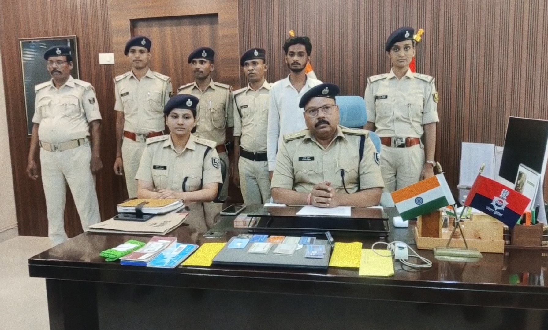 अररिया फोटो:एसपी प्रेस कांफ्रेंस में जानकारी देते अररिया फोटो:एसपी प्रेस कांफ्रेंस में जानकारी देते