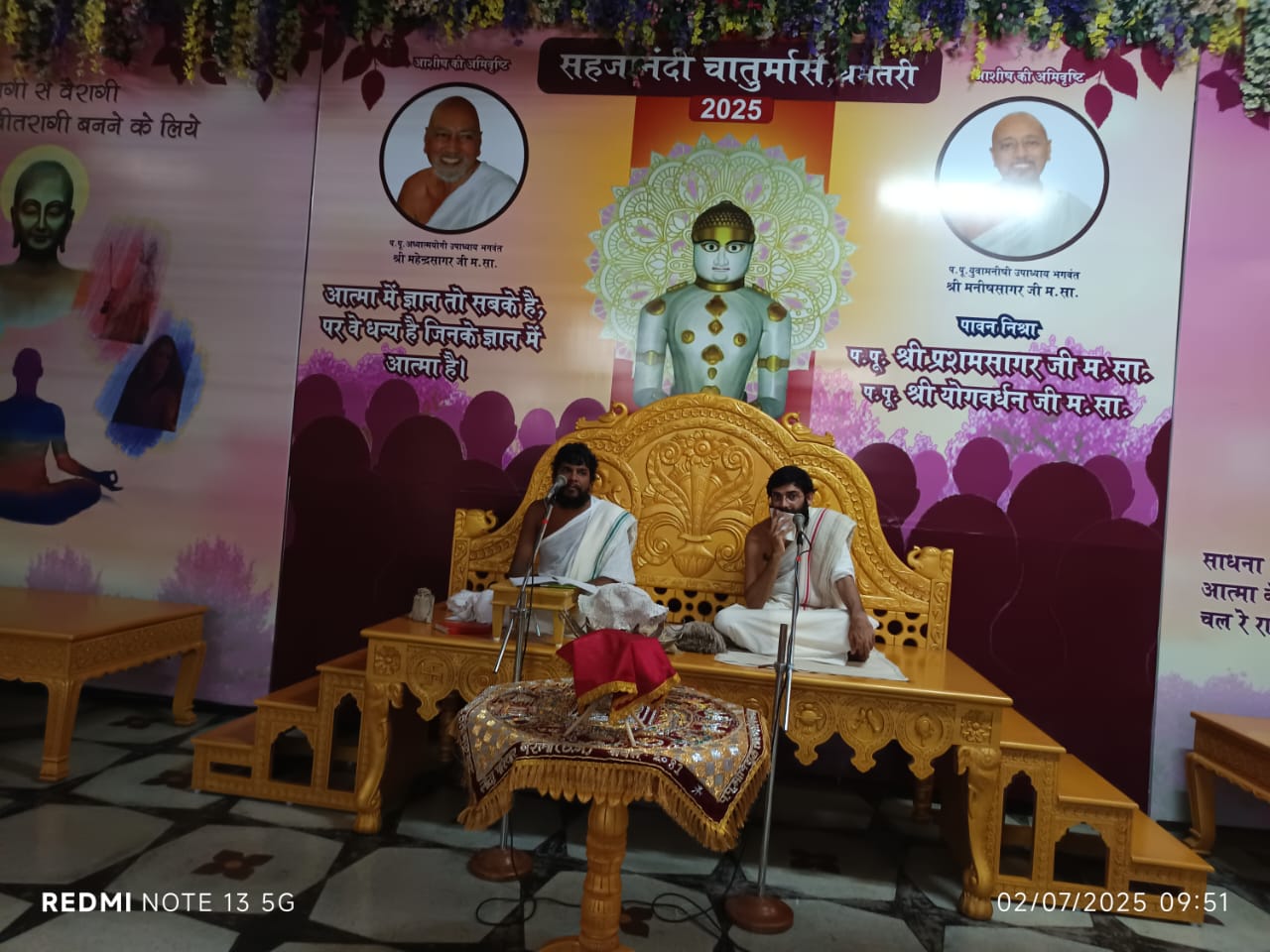 इतवारी बाजार स्थल जैन मंदिर में प्रवचन देते हुए जैन मुनि। इतवारी बाजार स्थल जैन मंदिर में प्रवचन देते हुए जैन मुनि।