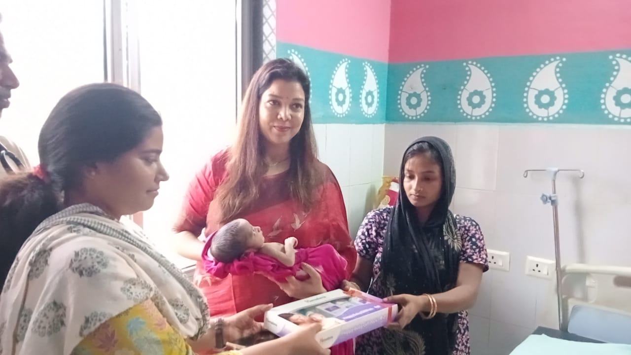 बेबी किट प्रदान करती हुई बेबी किट प्रदान करती हुई