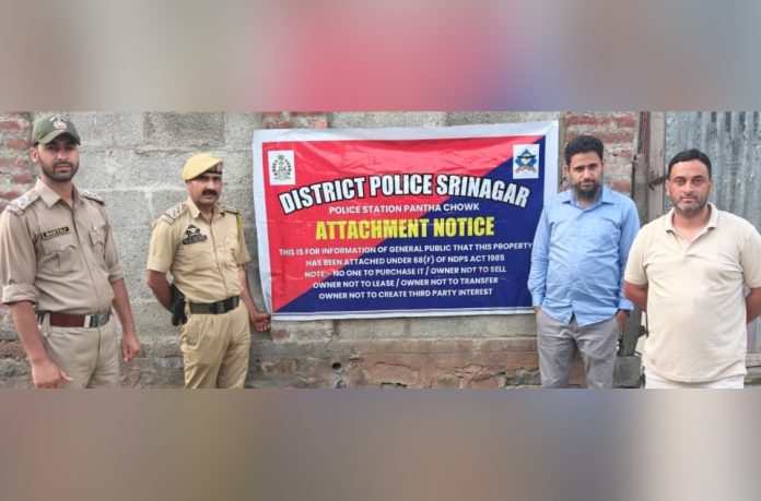 पुलिस ने श्रीनगर में दो नशा तस्कर भाइयों की संपत्ति की ज़ब्त पुलिस ने श्रीनगर में दो नशा तस्कर भाइयों की संपत्ति की ज़ब्त