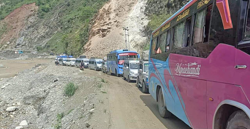 भूस्खलन के कारण अवरुद्ध राजमार्ग भूस्खलन के कारण अवरुद्ध राजमार्ग