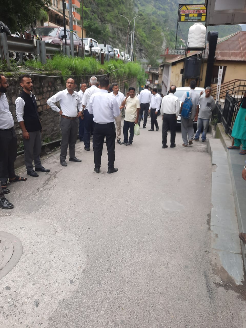 कोर्ट परिसर को खाली करते हुए