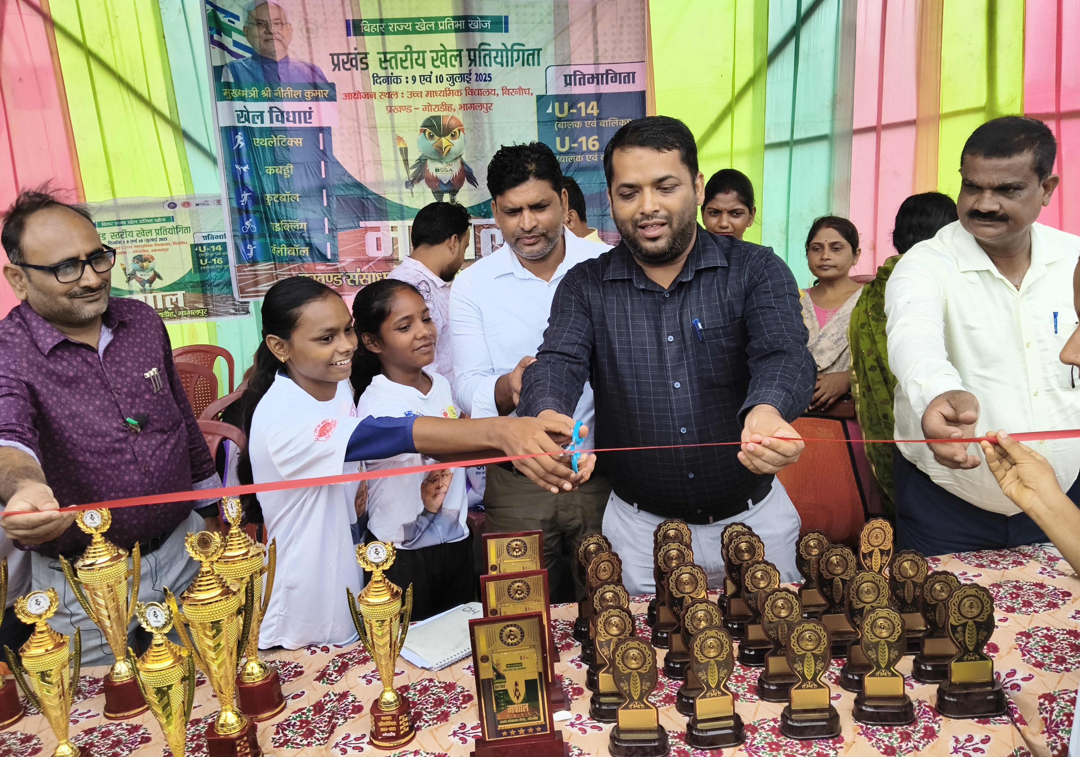 उद्घाटन करते अतिथि उद्घाटन करते अतिथि