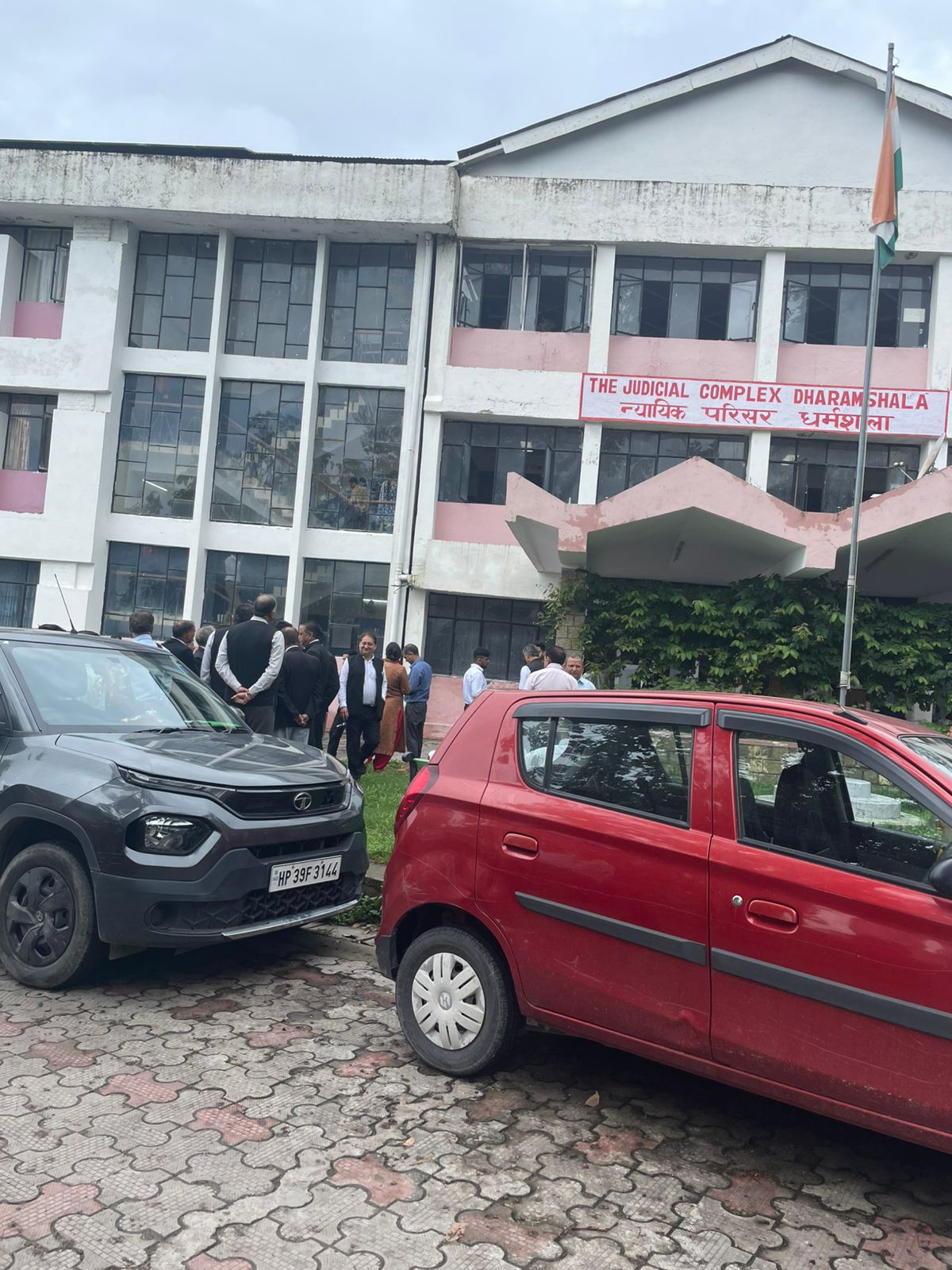 बम की धमकी के बाद परिसर में खड़े वकील और अन्य। बम की धमकी के बाद परिसर में खड़े वकील और अन्य।