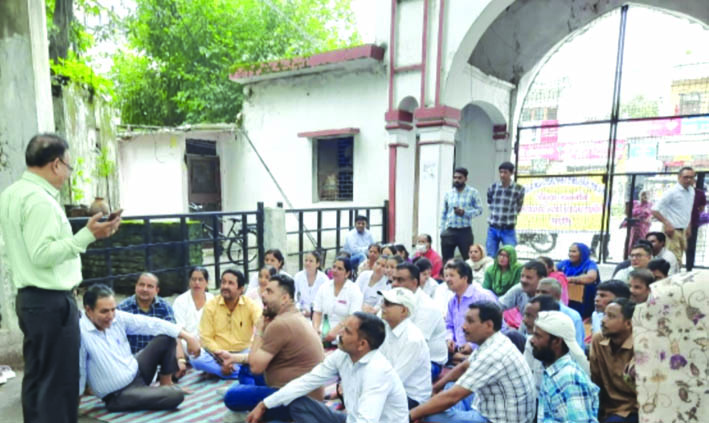 तालाबंदी कर प्रदर्शन करते कर्मचारी तालाबंदी कर प्रदर्शन करते कर्मचारी