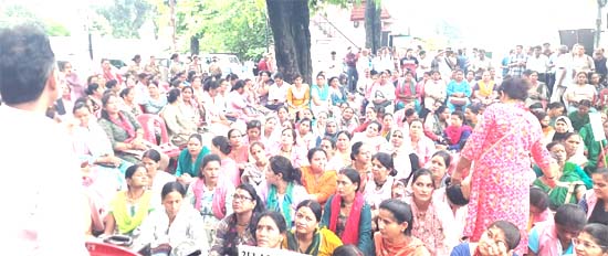 मजदूर विरोधी लेबर कोड वापस लेने समेत अन्य मांगों को लेकर ट्रेड यूनियनों ने किया प्रदर्शन मजदूर विरोधी लेबर कोड वापस लेने समेत अन्य मांगों को लेकर ट्रेड यूनियनों ने किया प्रदर्शन