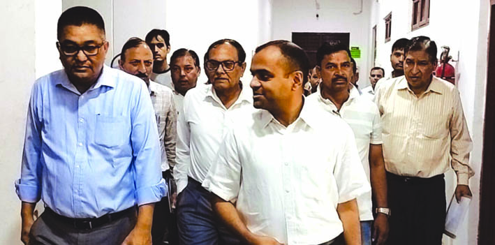 निरीक्षण करते हुए निरीक्षण करते हुए