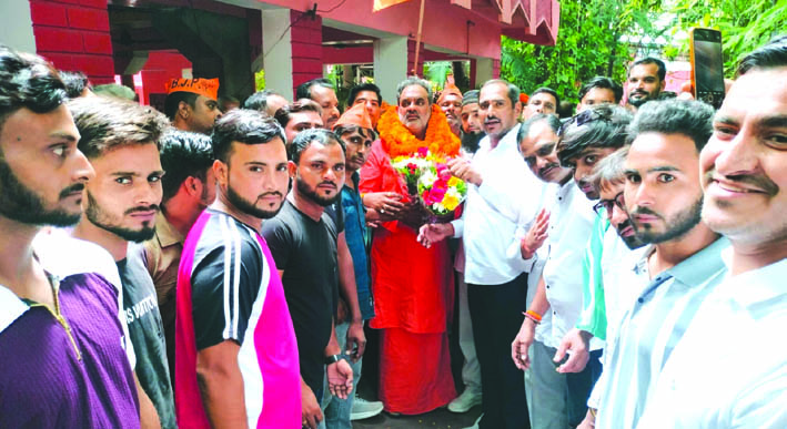 स्वागत करते हुए ग्रामीण स्वागत करते हुए ग्रामीण