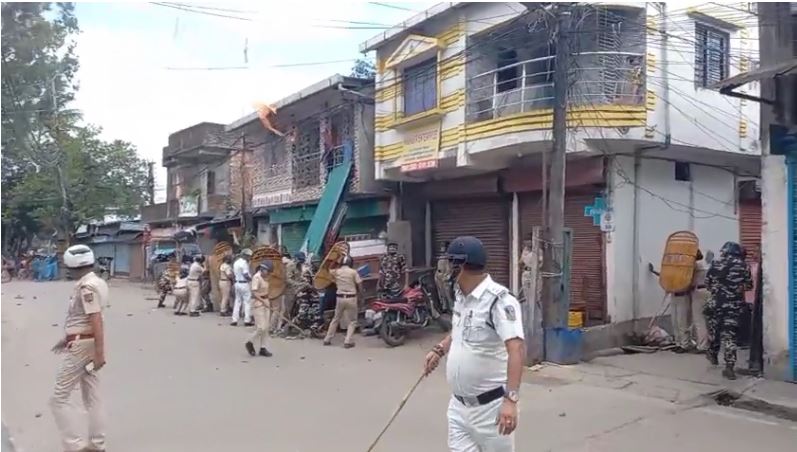 दो गुटों में झड़प पुलिस मौके पर दो गुटों में झड़प पुलिस मौके पर