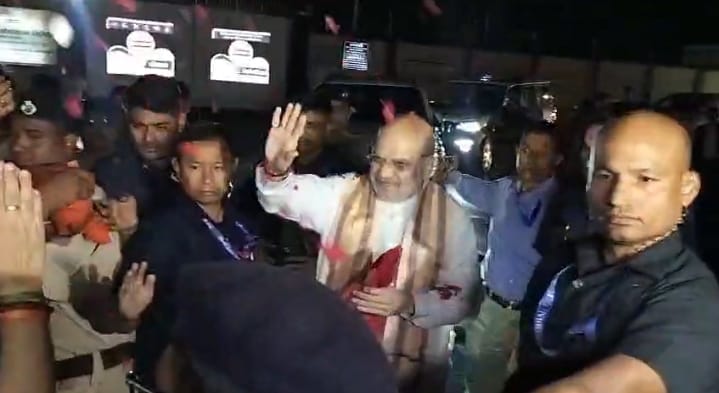 एयरपोर्ट पर अमित शाह एयरपोर्ट पर अमित शाह