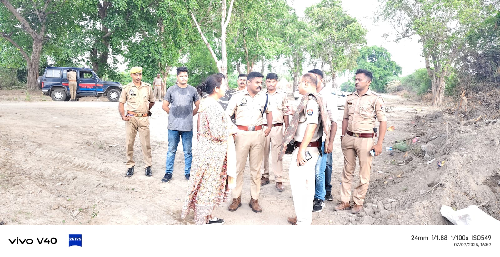 मुठभेड़ स्थल पर पुलिस टीम मुठभेड़ स्थल पर पुलिस टीम