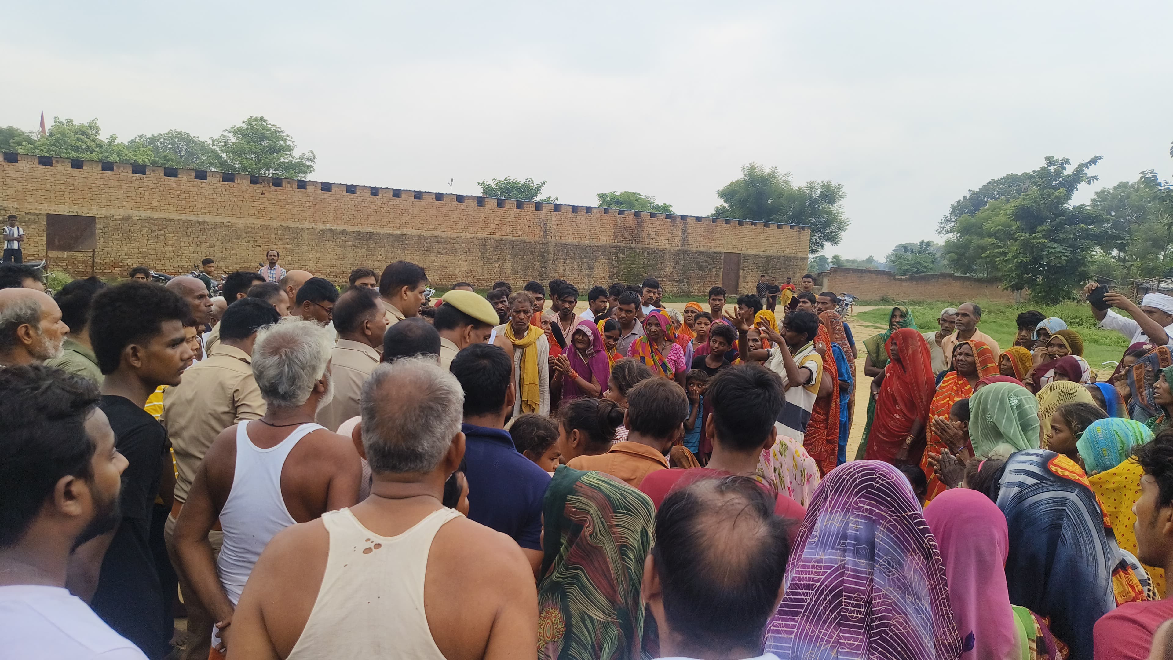 प्रयागराज :तालाब में बच्चों के पाए जाने के बाद का छाया चित्र प्रयागराज :तालाब में बच्चों के पाए जाने के बाद का छाया चित्र