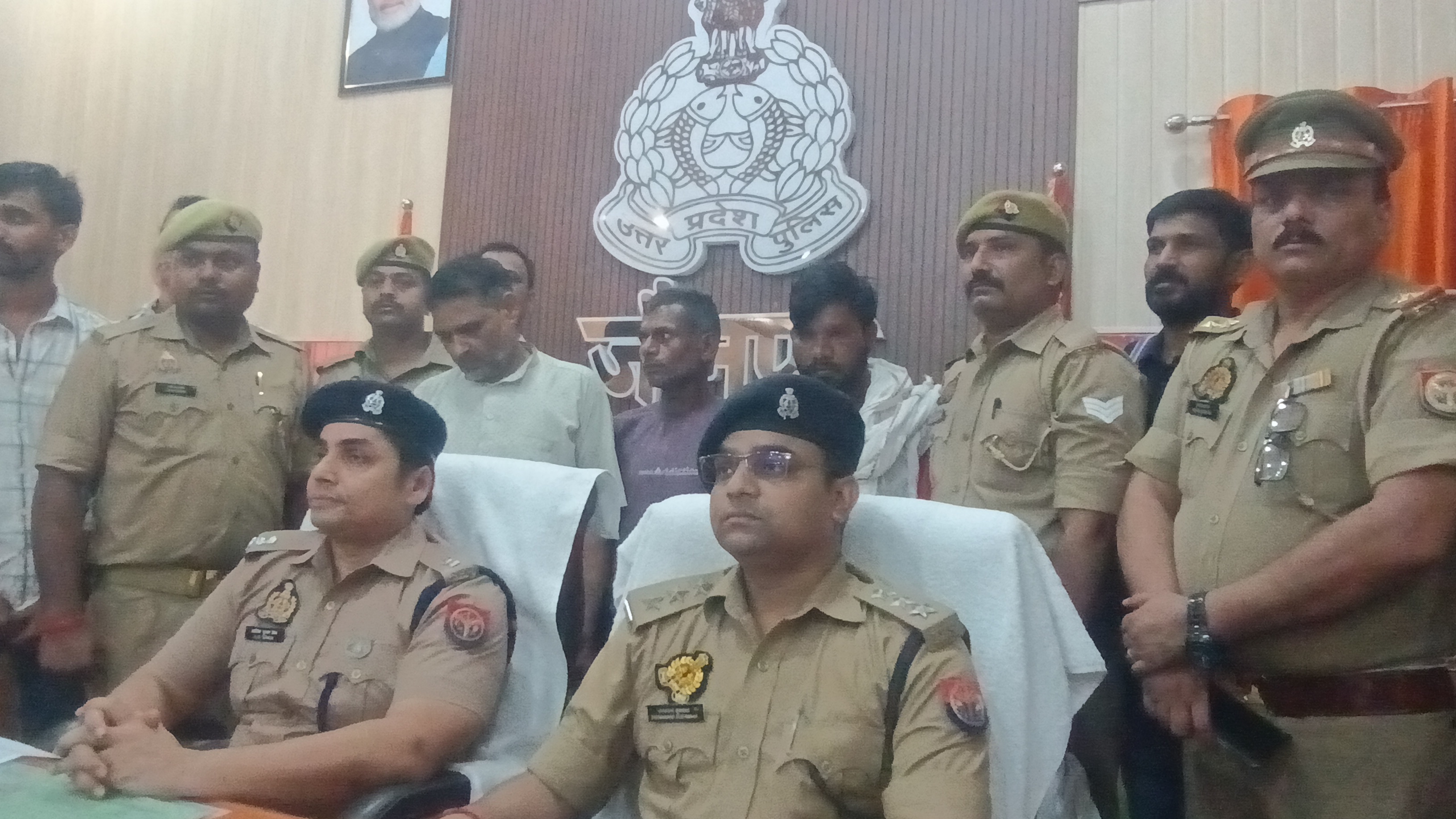 गिरफ्तार बदमाश पुलिस अभिरक्षा में गिरफ्तार बदमाश पुलिस अभिरक्षा में