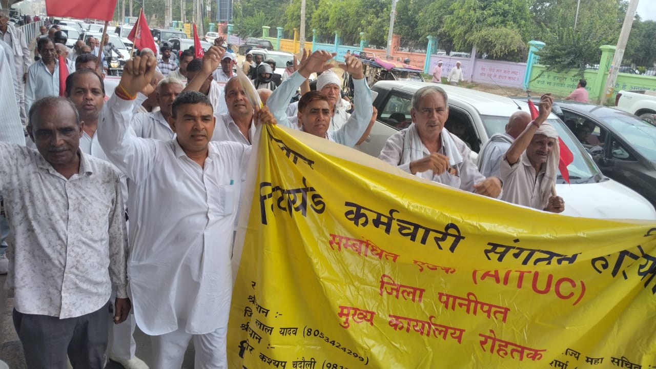 जीटी रोड पर प्रदर्शन करते विभिन्न संगठनों के कार्यकर्ता जीटी रोड पर प्रदर्शन करते विभिन्न संगठनों के कार्यकर्ता