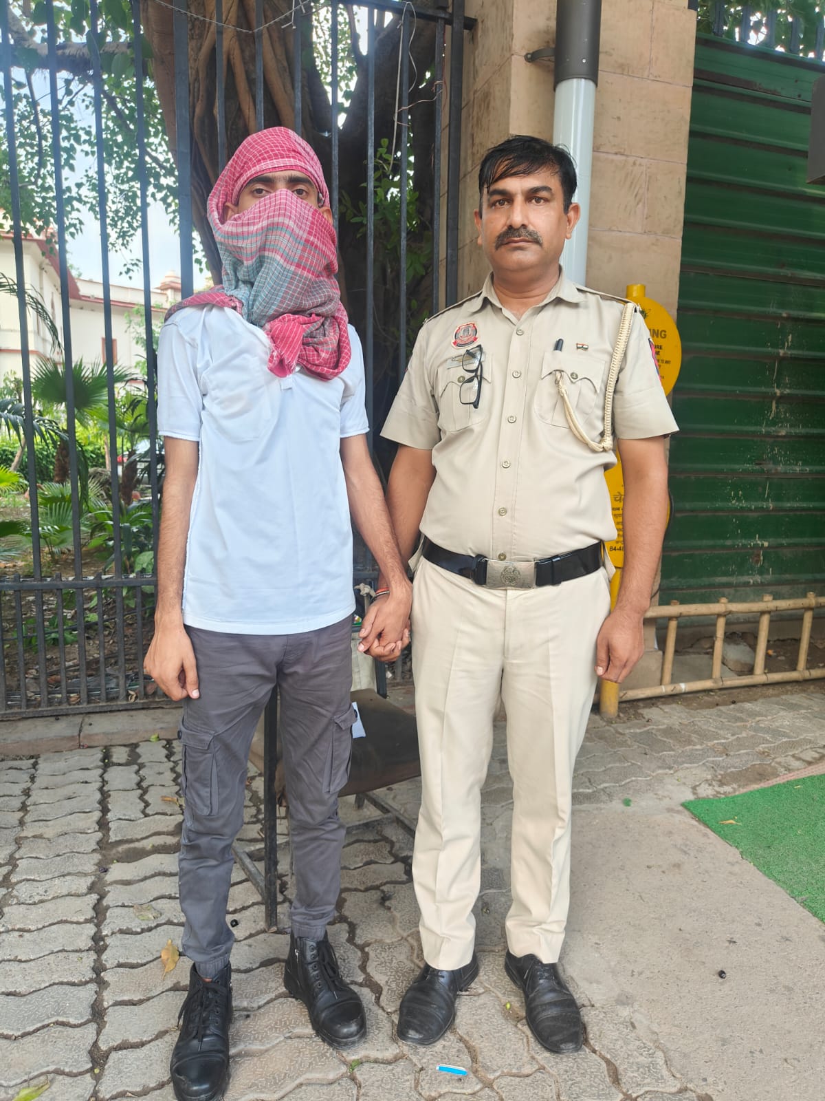 आईजीआई एयरपोर्ट पुलिस द्वारा पकड़े गए आरोपी की फोटो आईजीआई एयरपोर्ट पुलिस द्वारा पकड़े गए आरोपी की फोटो