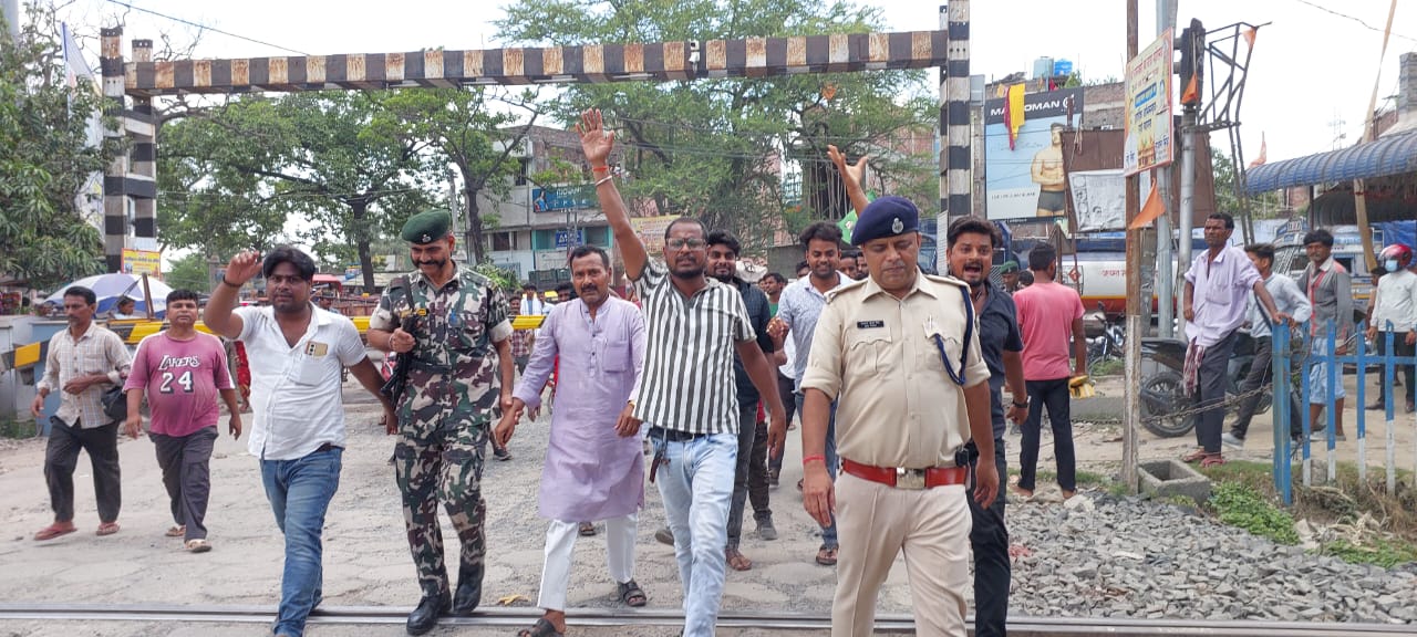 अररिया फोटो:बंद कराते समर्थक और पुलिस अररिया फोटो:बंद कराते समर्थक और पुलिस