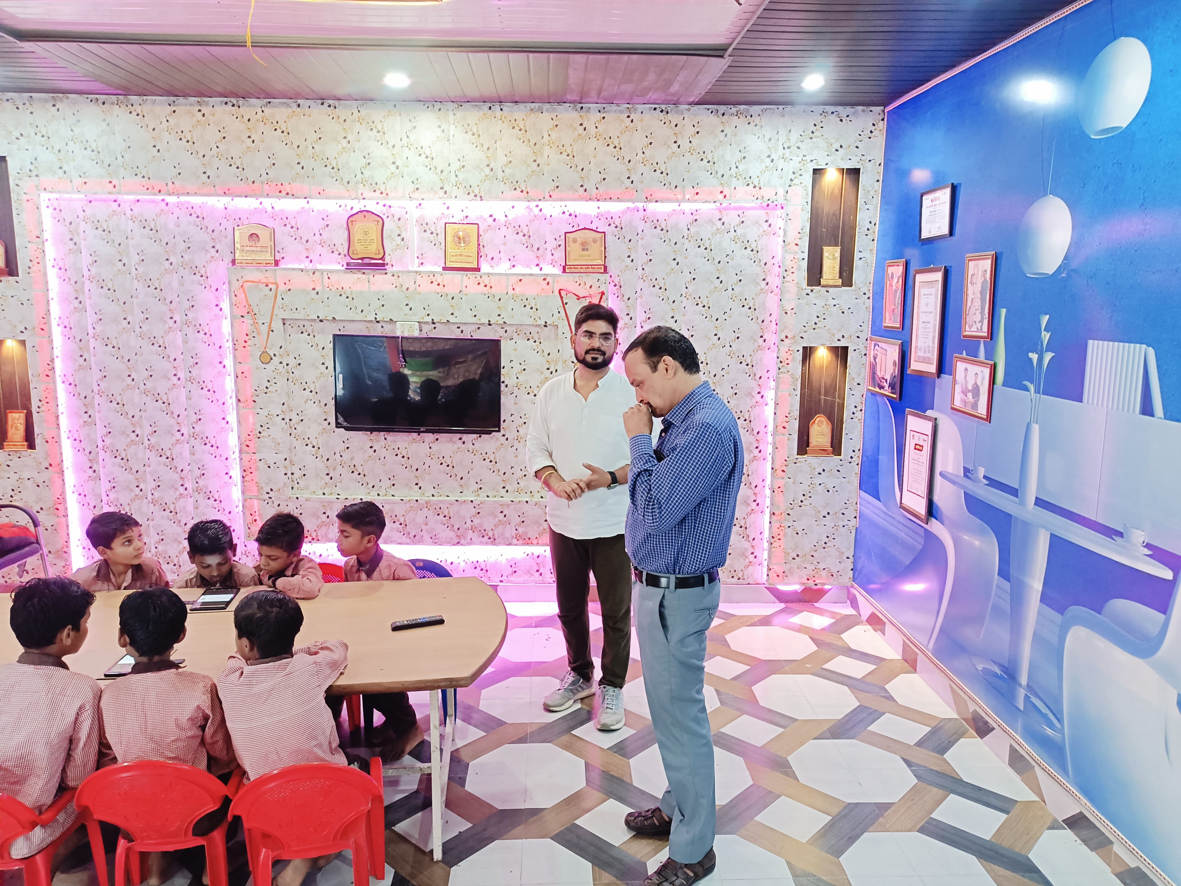 विद्यालय का निरीक्षण करते खंड शिक्षा अधिकारी