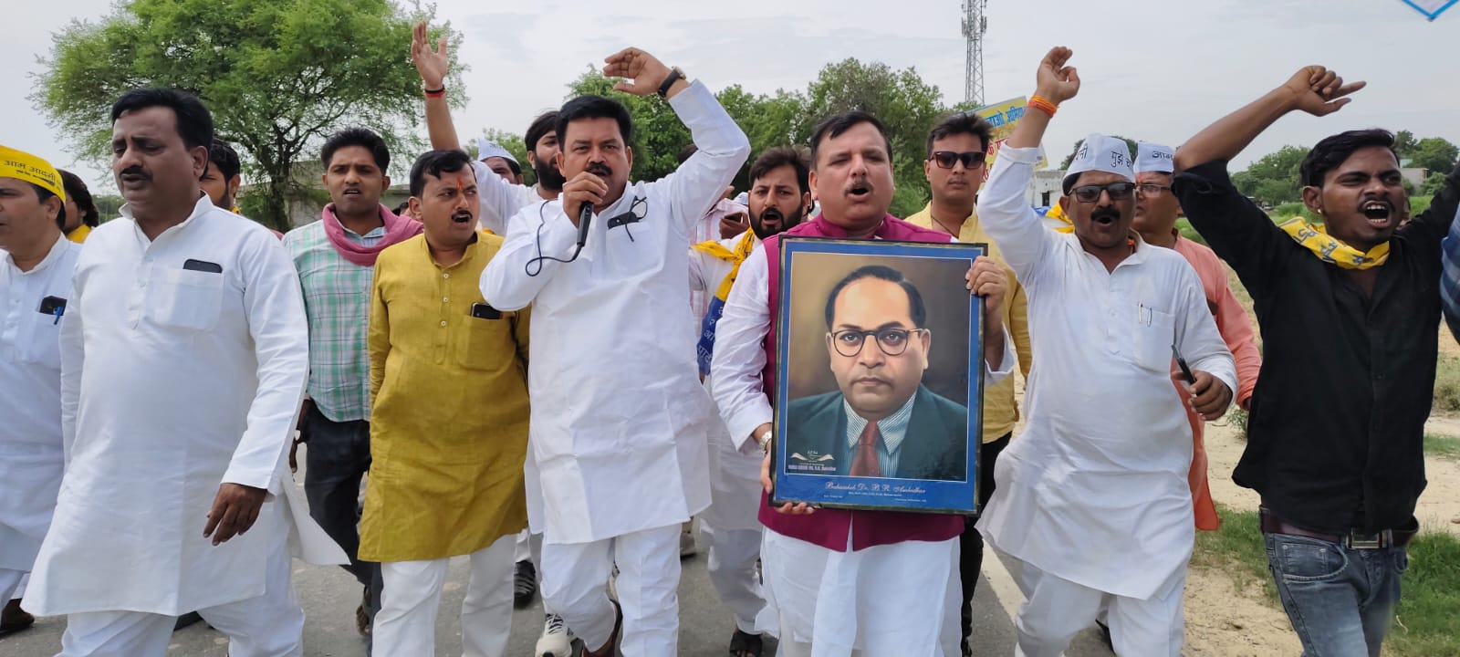 पद यात्रा करते हुए राज्य सभा सांसद संजय सिंह व ग्रामीण पद यात्रा करते हुए राज्य सभा सांसद संजय सिंह व ग्रामीण