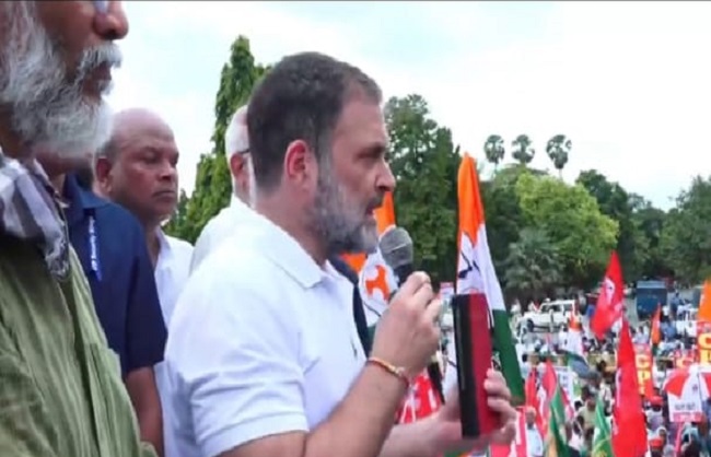 बिहार बंद के दौरान अपने समर्थकों को सम्बोधित करते राहुल गांधी बिहार बंद के दौरान अपने समर्थकों को सम्बोधित करते राहुल गांधी