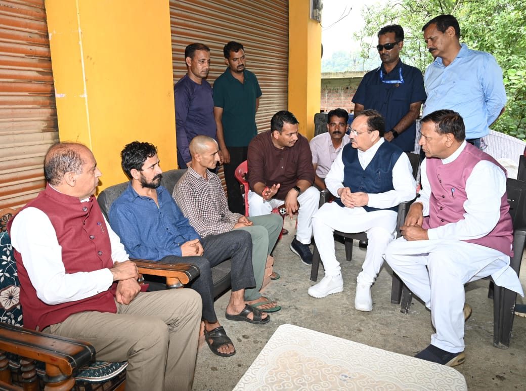 आपदा प्रभावितों से मिलते हुए भाजपा राष्ट्रीय अध्यक्ष जगत प्रकाश नड्डा। आपदा प्रभावितों से मिलते हुए भाजपा राष्ट्रीय अध्यक्ष जगत प्रकाश नड्डा।