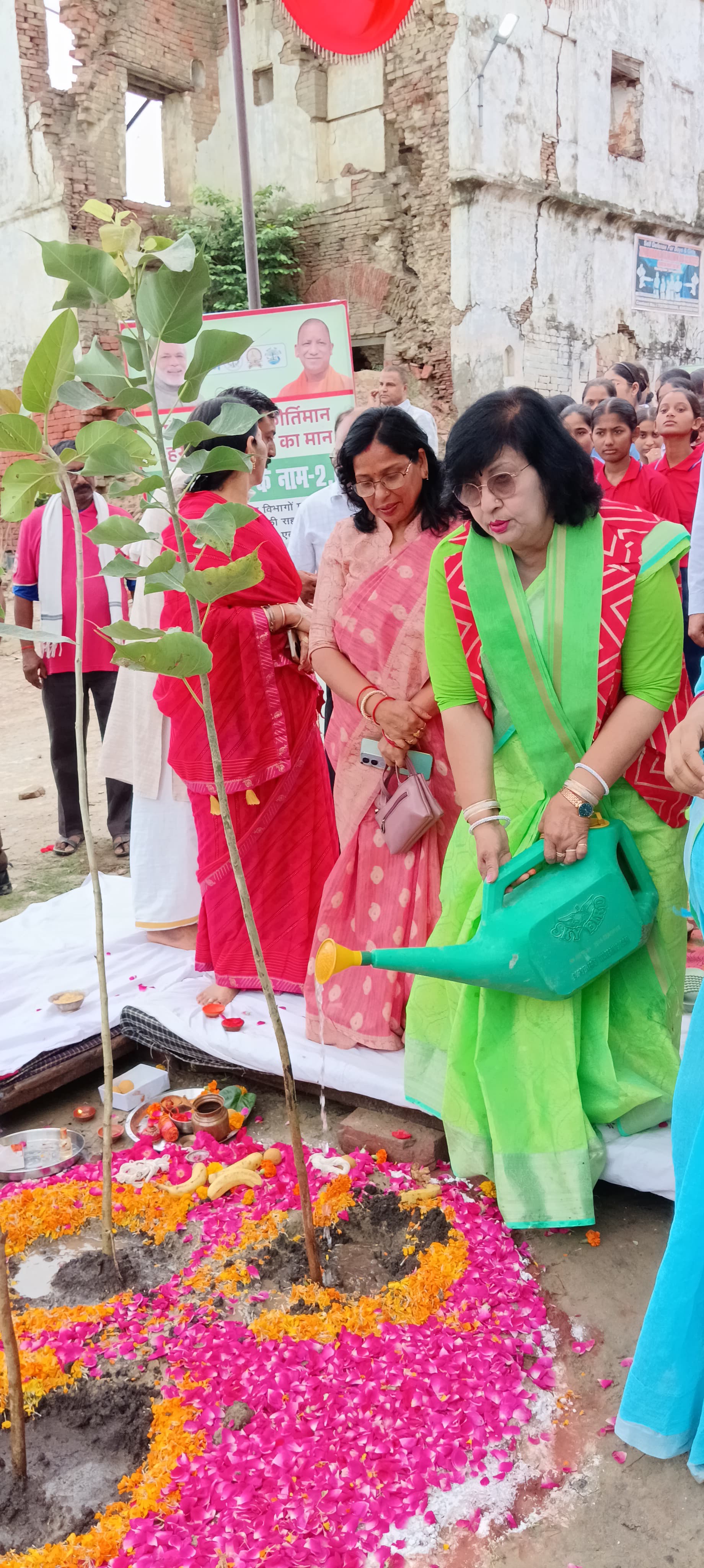 पौधरोपण करते राज्यमंत्री प्रतिभा शुक्ला पौधरोपण करते राज्यमंत्री प्रतिभा शुक्ला