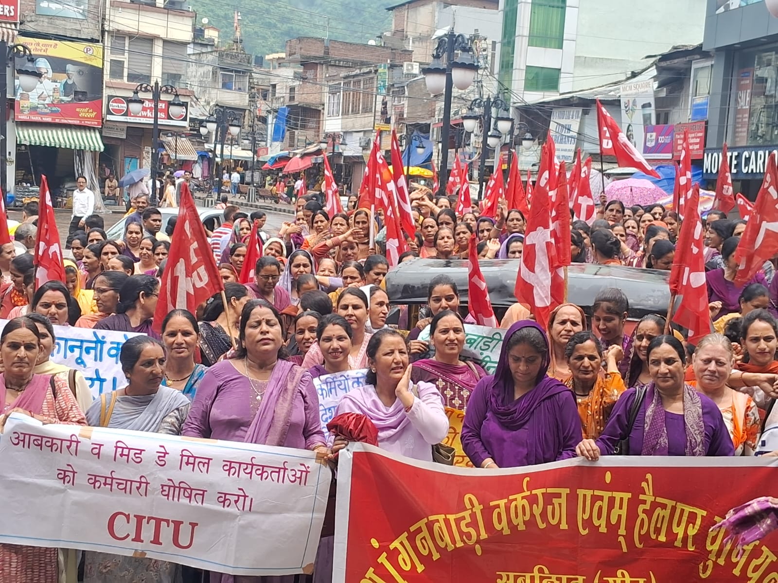 सीटू के बैनर तले आयोजित रैली में प्रदर्शन करते हुए विभिन्न संगठन। सीटू के बैनर तले आयोजित रैली में प्रदर्शन करते हुए विभिन्न संगठन।