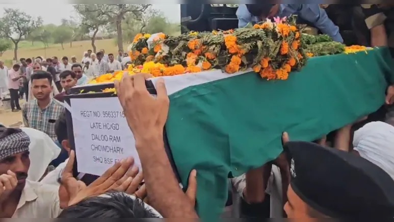 शहीद हेड कांस्टेबल डालूराम की पार्थिव देह उनके पैतृक निवास पहुंची। शहीद हेड कांस्टेबल डालूराम की पार्थिव देह उनके पैतृक निवास पहुंची।