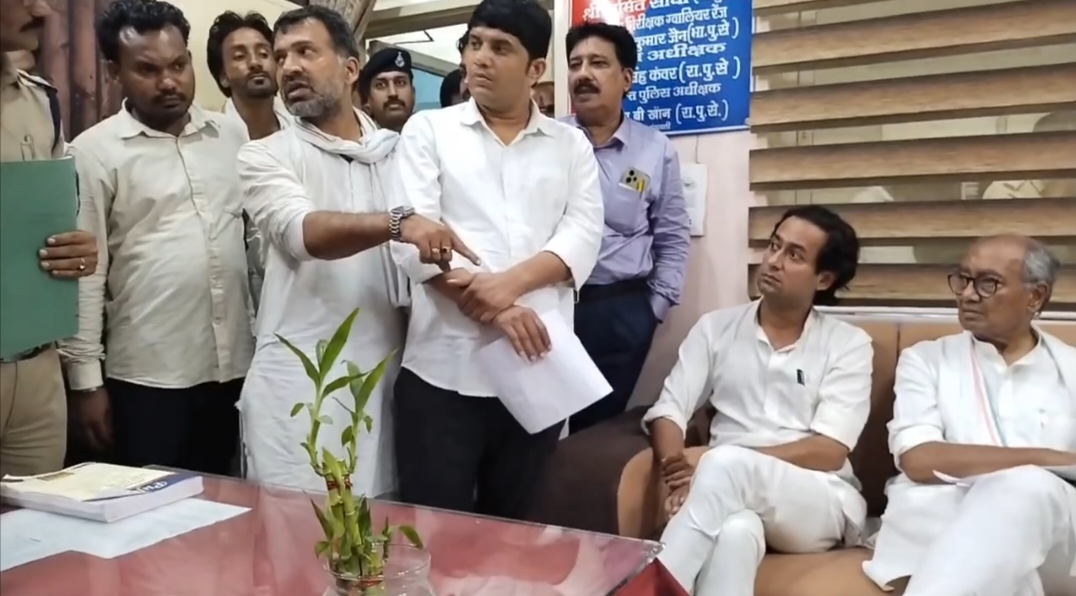 जिस पुलिस पर परिवार को गायब कराने का आरोप उसी थाने में दिग्विजय सिंह ने की गुमशुदगी रिपोर्ट दर्ज