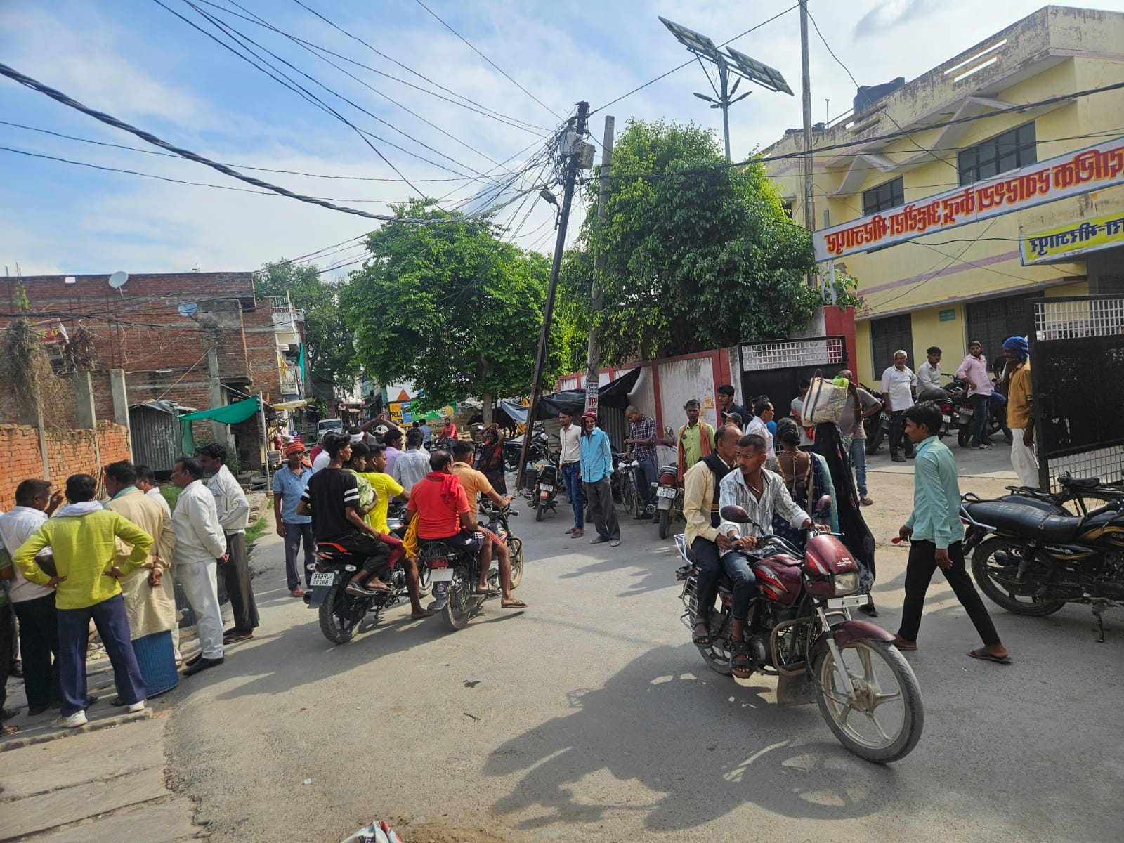 अहरौरा स्थित हॉस्पिटल पर जुटे परिजन व ग्रामीण। अहरौरा स्थित हॉस्पिटल पर जुटे परिजन व ग्रामीण।