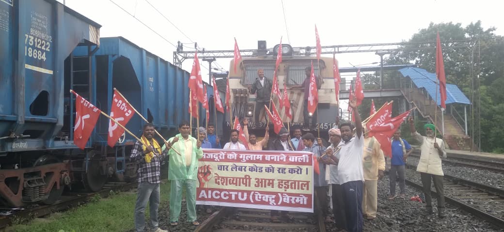 मालगाडी को रोकते एक्‍टू के सदस्‍य