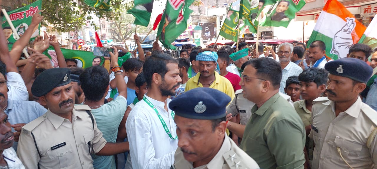 अररिया फोटो:एसडीएम से बातचीत करते बंद समर्थक अररिया फोटो:एसडीएम से बातचीत करते बंद समर्थक