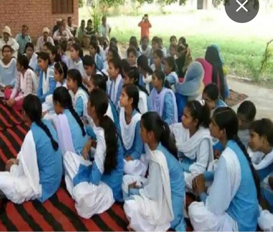 बेतिया में  स्कूल की छात्रा ने युवक से स्कूल में ही रचाई शादी