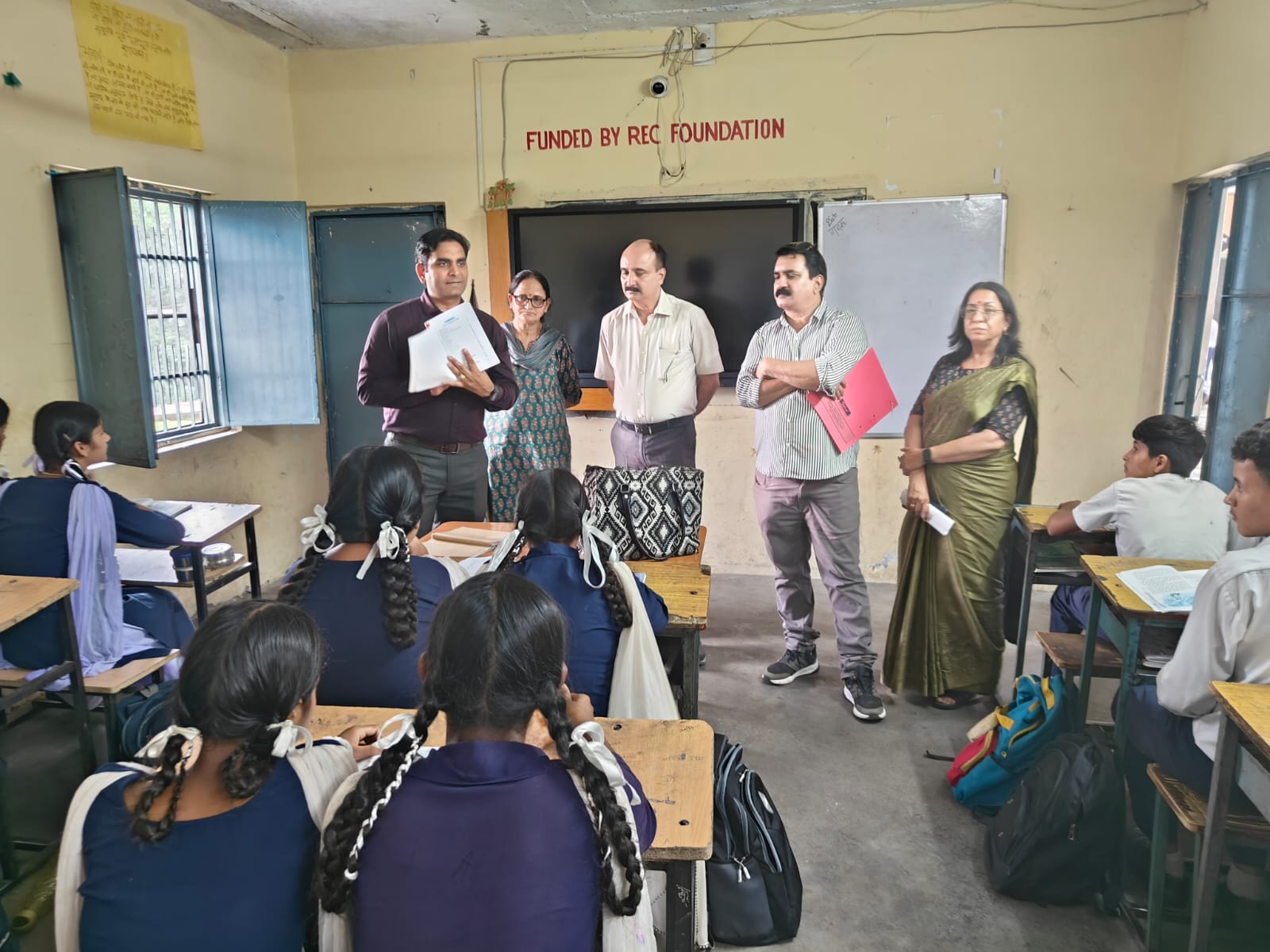 छात्रों के साथ संवाद करते हुए उपायुक्त कांगड़ा। छात्रों के साथ संवाद करते हुए उपायुक्त कांगड़ा।