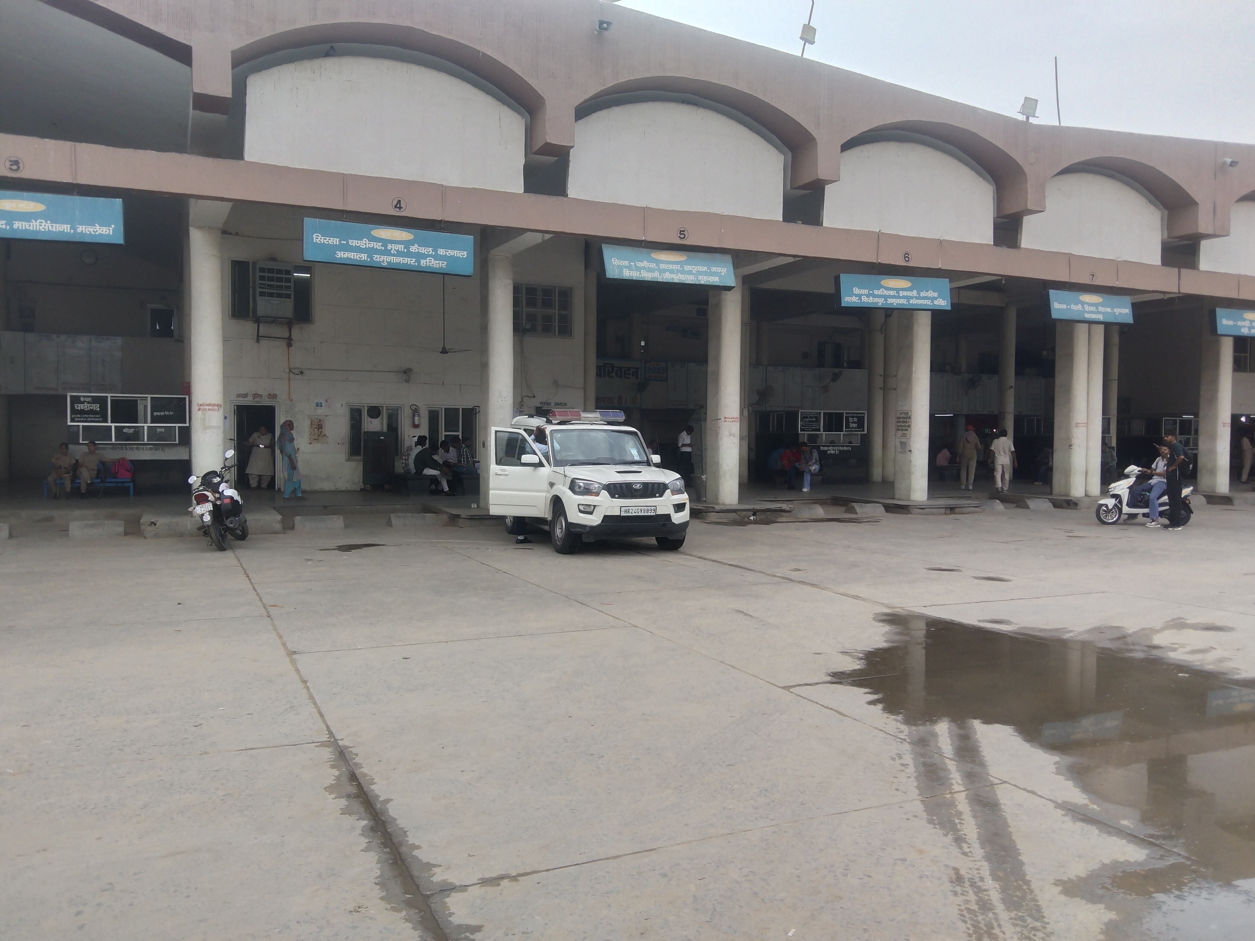 सुनसान पड़ा सिरसा का बस अड्डा।