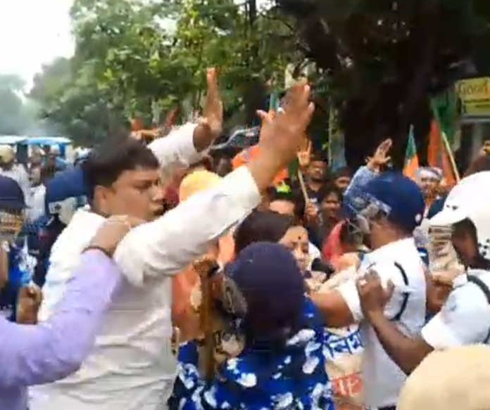 भाजपा का प्रदर्शन और सौविक राय की गिरफ्तारी की मांग भाजपा का प्रदर्शन और सौविक राय की गिरफ्तारी की मांग