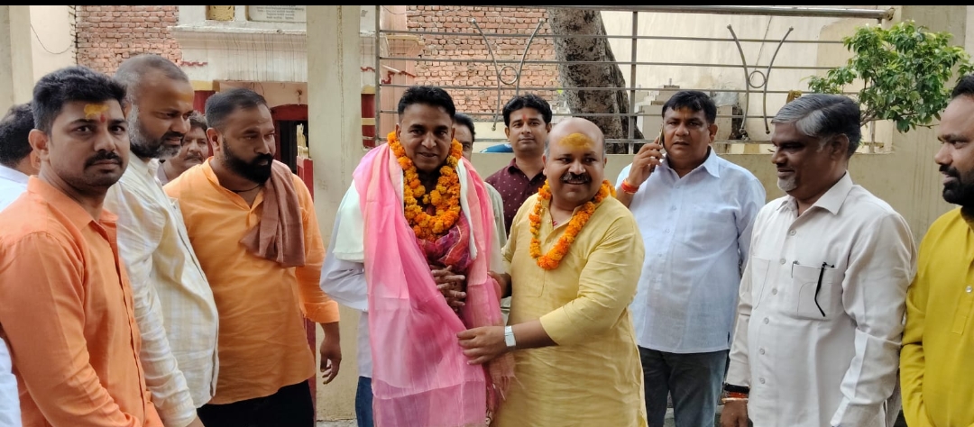 गुरुसम्मान करते मयंक गोयल गुरुसम्मान करते मयंक गोयल