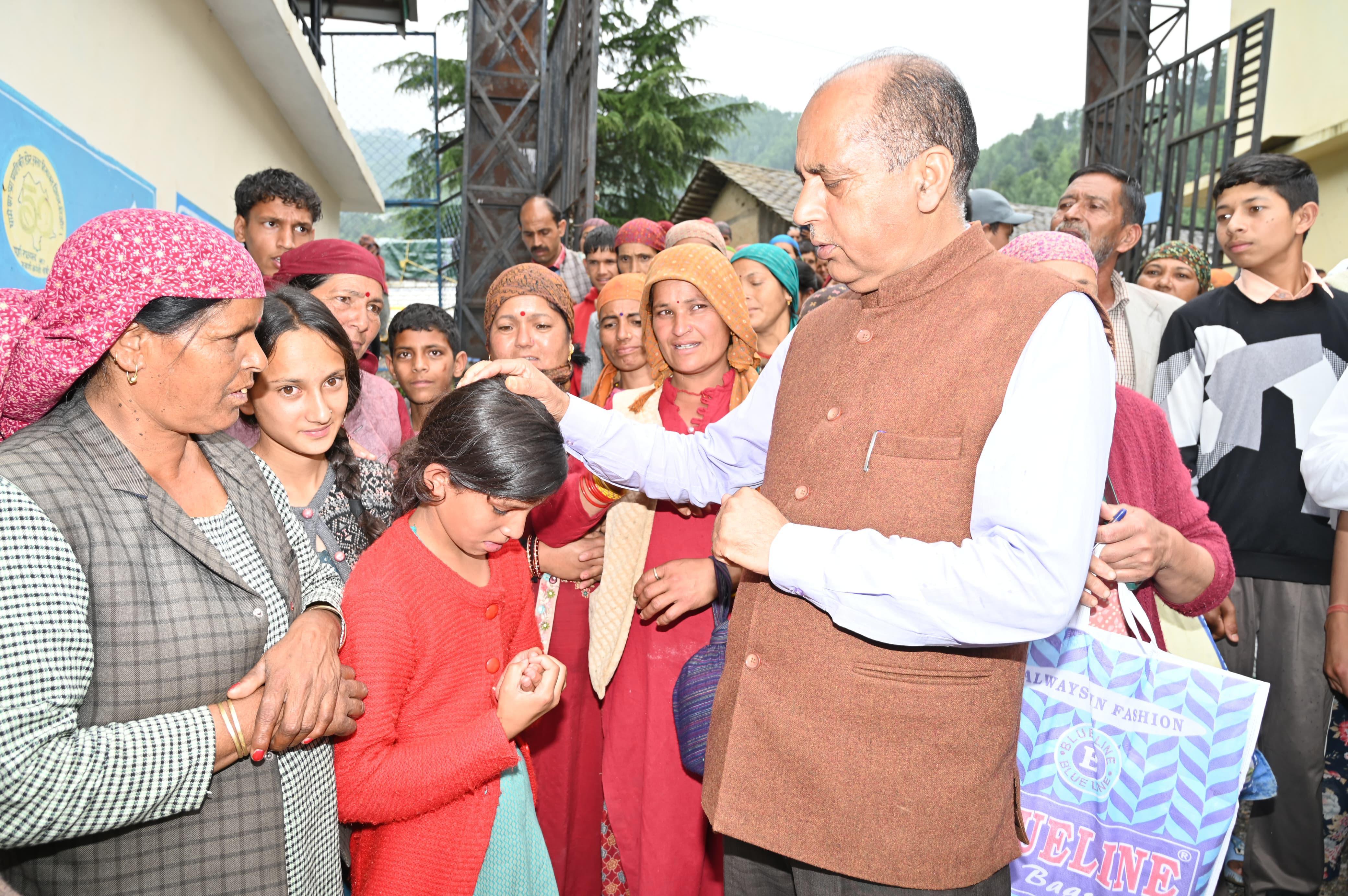 आपदा प्रभावित बच्ची से सांत्वना प्रकट करते हुए जयराम ठाकुर। आपदा प्रभावित बच्ची से सांत्वना प्रकट करते हुए जयराम ठाकुर।